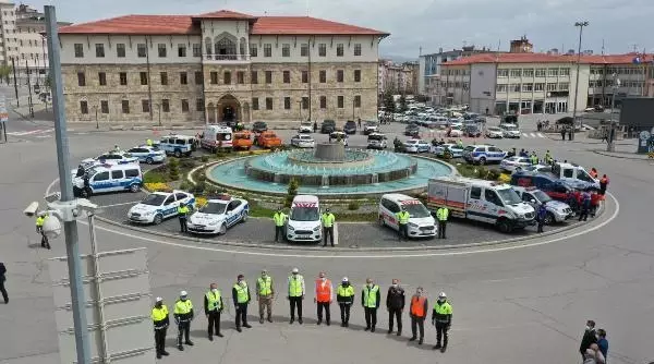 SİVAS'TA YAYA GEÇİTLERİNDE 'MAKET POLİS' UYGULAMASI SİVAS'TA YAYA GEÇİTLERİNDE 'MAKET POLİS' UYGULAMASI