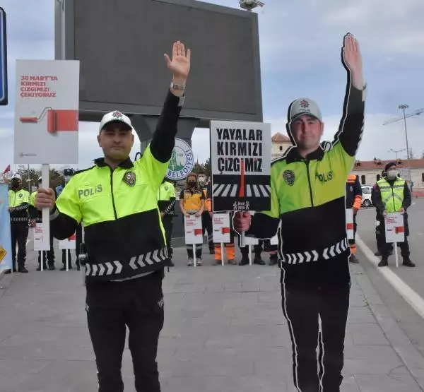 SİVAS'TA YAYA GEÇİTLERİNDE 'MAKET POLİS' UYGULAMASI SİVAS'TA YAYA GEÇİTLERİNDE 'MAKET POLİS' UYGULAMASI