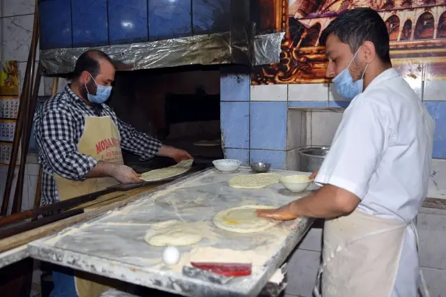 Sahurun vazgeçilmezi yağlı ekmeğe rağbet sürüyor Sahurun vazgeçilmezi yağlı ekmeğe rağbet sürüyor