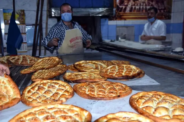 Sahurun vazgeçilmezi yağlı ekmeğe rağbet sürüyor Sahurun vazgeçilmezi yağlı ekmeğe rağbet sürüyor