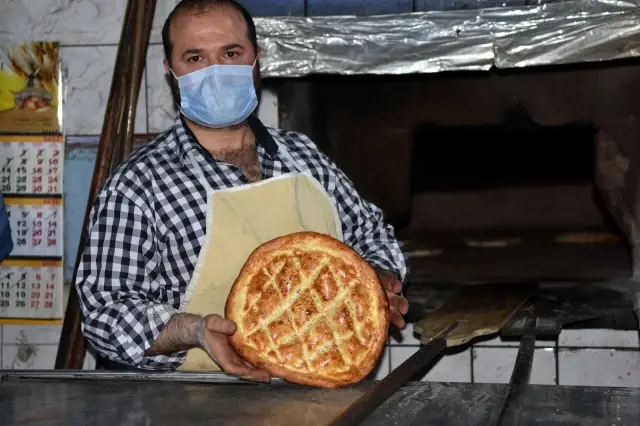 Sahurun vazgeçilmezi yağlı ekmeğe rağbet sürüyor Sahurun vazgeçilmezi yağlı ekmeğe rağbet sürüyor