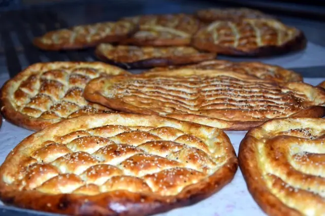 Sahurun vazgeçilmezi yağlı ekmeğe rağbet sürüyor Sahurun vazgeçilmezi yağlı ekmeğe rağbet sürüyor