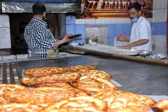 Sahurun vazgeçilmezi yağlı ekmeğe rağbet sürüyor Sahurun vazgeçilmezi yağlı ekmeğe rağbet sürüyor