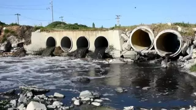 Siyah akan Çorlu Deresi, kötü koku yayıyor Siyah akan Çorlu Deresi, kötü koku yayıyor