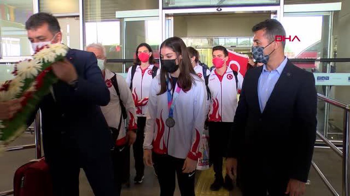 SPOR Avrupa ikincisi İzmirli cimnastikçi Sıla Karakuş'a çiçekli karşılama