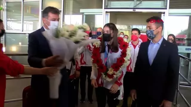SPOR Avrupa ikincisi İzmirli cimnastikçi Sıla Karakuş'a çiçekli karşılama SPOR Avrupa ikincisi İzmirli cimnastikçi Sıla Karakuş'a çiçekli karşılama