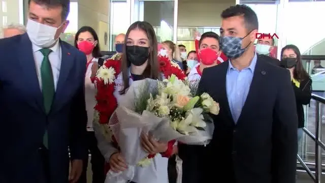SPOR Avrupa ikincisi İzmirli cimnastikçi Sıla Karakuş'a çiçekli karşılama SPOR Avrupa ikincisi İzmirli cimnastikçi Sıla Karakuş'a çiçekli karşılama