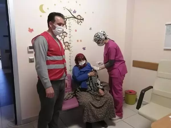 SULTANBEYLİ'DE AŞI BİLGİLENDİRME EKİPLERİ EV EV DOLAŞIYOR SULTANBEYLİ'DE AŞI BİLGİLENDİRME EKİPLERİ EV EV DOLAŞIYOR