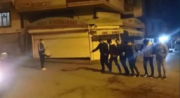 SULTANGAZİ'DE TAM KAPANMADA UZUN EŞEKTEN HALAYA İLGİNÇ GÖRÜNTÜLER SULTANGAZİ'DE TAM KAPANMADA UZUN EŞEKTEN HALAYA İLGİNÇ GÖRÜNTÜLER