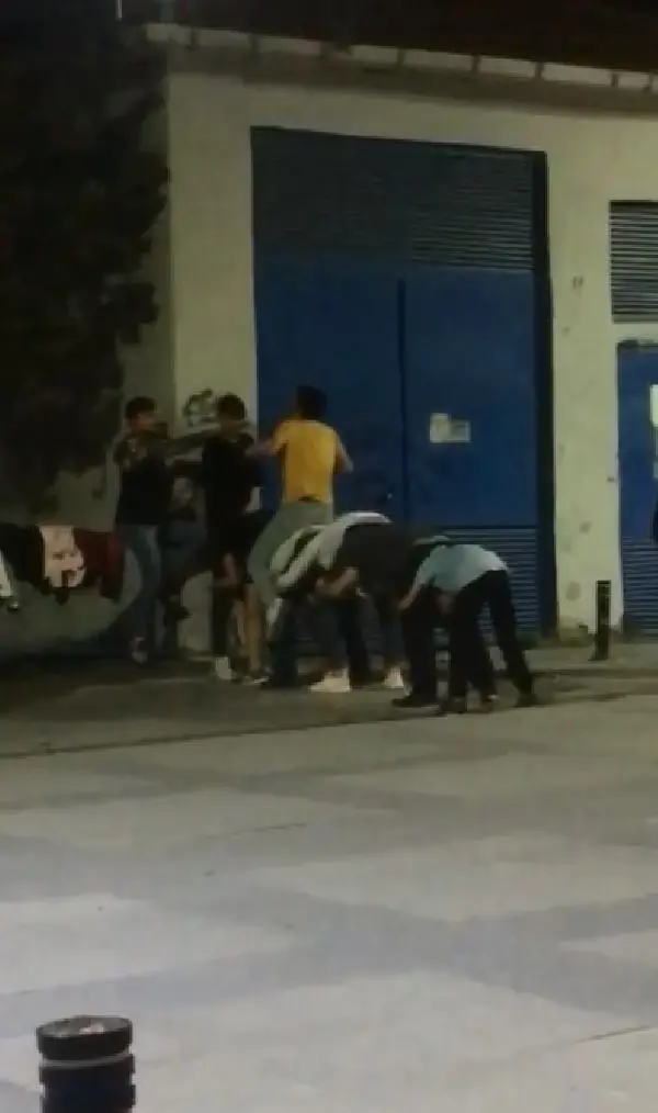 SULTANGAZİ'DE TAM KAPANMADA UZUN EŞEKTEN HALAYA İLGİNÇ GÖRÜNTÜLER SULTANGAZİ'DE TAM KAPANMADA UZUN EŞEKTEN HALAYA İLGİNÇ GÖRÜNTÜLER