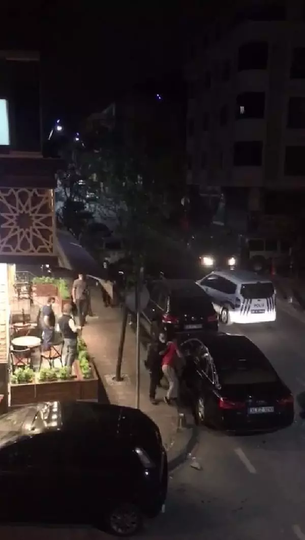SULTANGAZİ'DE TAM KAPANMADA UZUN EŞEKTEN HALAYA İLGİNÇ GÖRÜNTÜLER SULTANGAZİ'DE TAM KAPANMADA UZUN EŞEKTEN HALAYA İLGİNÇ GÖRÜNTÜLER