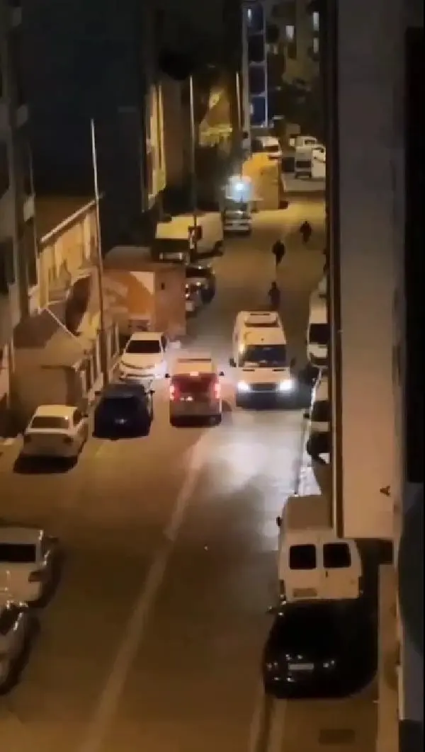 SULTANGAZİ'DE TAM KAPANMADA UZUN EŞEKTEN HALAYA İLGİNÇ GÖRÜNTÜLER SULTANGAZİ'DE TAM KAPANMADA UZUN EŞEKTEN HALAYA İLGİNÇ GÖRÜNTÜLER