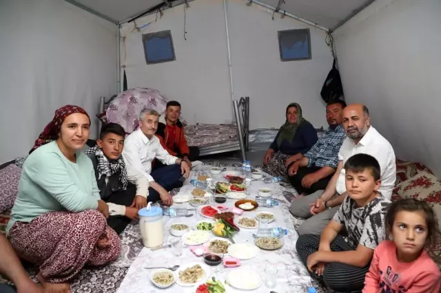 Tahmazoğlu iftarını meradaki çoban ve ailesiyle açtı Tahmazoğlu iftarını meradaki çoban ve ailesiyle açtı