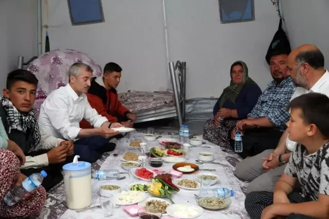 Tahmazoğlu iftarını meradaki çoban ve ailesiyle açtı Tahmazoğlu iftarını meradaki çoban ve ailesiyle açtı