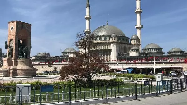 TAKSİM'İN ÇİÇEKÇİLERİ, 4 YIL SONRA TAŞINDI TAKSİM'İN ÇİÇEKÇİLERİ, 4 YIL SONRA TAŞINDI