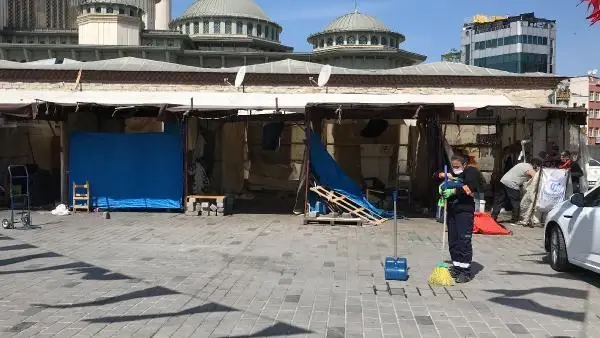 TAKSİM'İN ÇİÇEKÇİLERİ, 4 YIL SONRA TAŞINDI TAKSİM'İN ÇİÇEKÇİLERİ, 4 YIL SONRA TAŞINDI