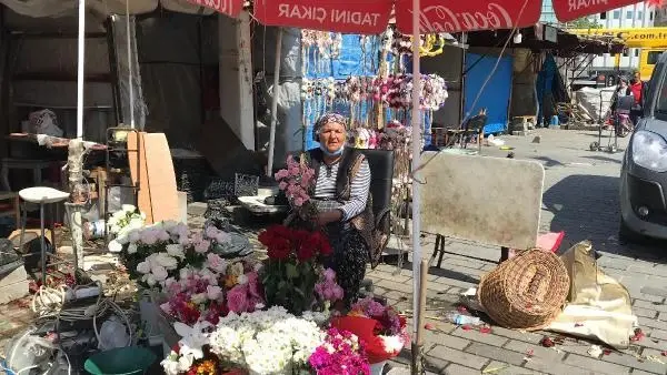 TAKSİM'İN ÇİÇEKÇİLERİ, 4 YIL SONRA TAŞINDI TAKSİM'İN ÇİÇEKÇİLERİ, 4 YIL SONRA TAŞINDI