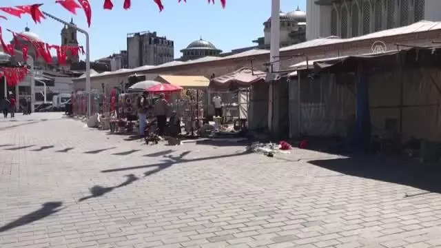 Taksim Meydanı'ndaki çiçekçiler yeni yerlerine taşındı Taksim Meydanı'ndaki çiçekçiler yeni yerlerine taşındı