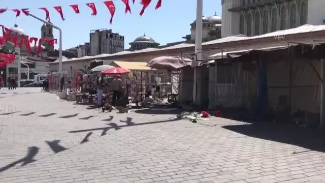 Taksim Meydanı'ndaki çiçekçiler yeni yerlerine taşındı Taksim Meydanı'ndaki çiçekçiler yeni yerlerine taşındı
