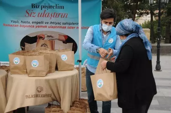 KAYSERİ TALAS BELEDİYESİ'NDEN İFTARDA 'BİZ PİŞİRELİM, SİZ ULAŞTIRIN' UYGULAMASI KAYSERİ TALAS BELEDİYESİ'NDEN İFTARDA 'BİZ PİŞİRELİM, SİZ ULAŞTIRIN' UYGULAMASI