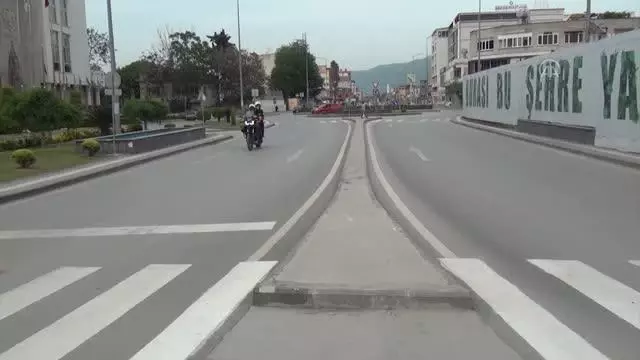 'Tam kapanmada' cadde ve sokaklar boş kaldı 'Tam kapanmada' cadde ve sokaklar boş kaldı