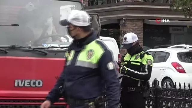 Tam kapanmada sıkı denetim: Araçlar tek tek kontrol ediliyor Tam kapanmada sıkı denetim: Araçlar tek tek kontrol ediliyor