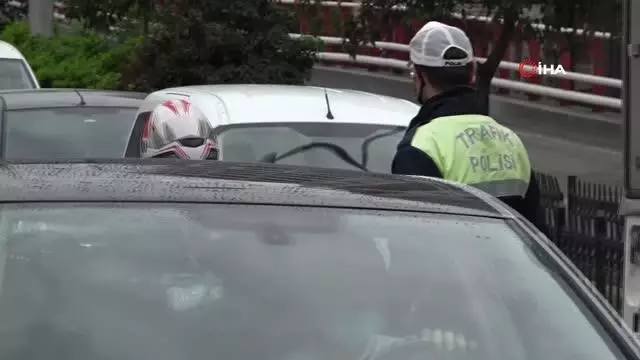Tam kapanmada sıkı denetim: Araçlar tek tek kontrol ediliyor Tam kapanmada sıkı denetim: Araçlar tek tek kontrol ediliyor