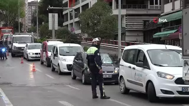 Tam kapanmada sıkı denetim: Araçlar tek tek kontrol ediliyor Tam kapanmada sıkı denetim: Araçlar tek tek kontrol ediliyor