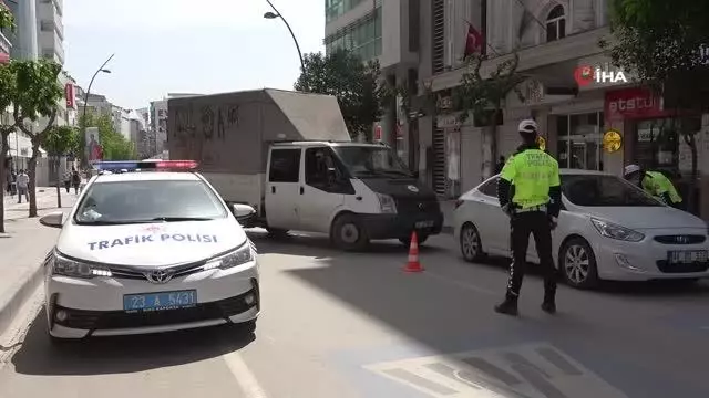 Tam kapanmaya sıkı denetim...Araçlar tek tek kontrol ediliyor Tam kapanmaya sıkı denetim...Araçlar tek tek kontrol ediliyor