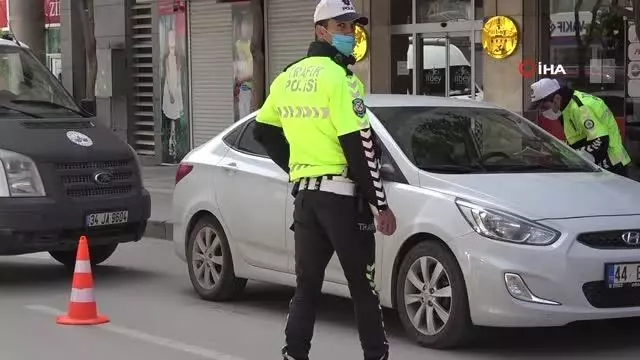 Tam kapanmaya sıkı denetim...Araçlar tek tek kontrol ediliyor Tam kapanmaya sıkı denetim...Araçlar tek tek kontrol ediliyor