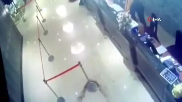 Tayvan'da restorana hamam böcekli saldırı Tayvan'da restorana hamam böcekli saldırı