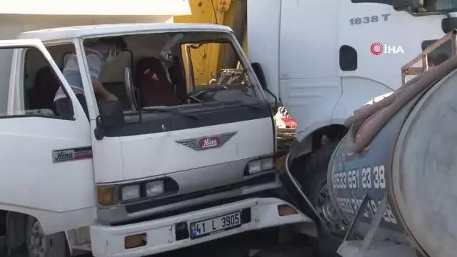 Tır ile kamyonet kafa kafaya çarpıştı: 2 yaralı Tır ile kamyonet kafa kafaya çarpıştı: 2 yaralı