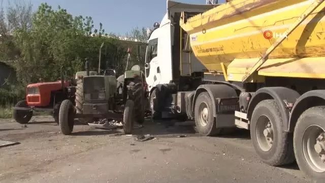 Tır ile kamyonet kafa kafaya çarpıştı: 2 yaralı Tır ile kamyonet kafa kafaya çarpıştı: 2 yaralı