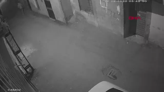 Pencere korkuluklarından tırmanarak girdiği evleri soyan şüpheli yakalandı Pencere korkuluklarından tırmanarak girdiği evleri soyan şüpheli yakalandı