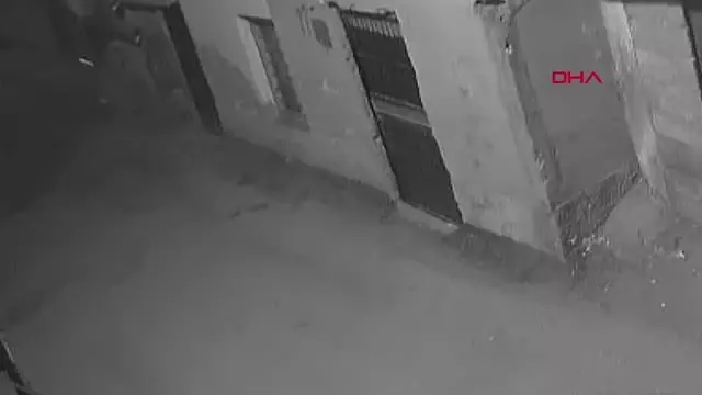 Pencere korkuluklarından tırmanarak girdiği evleri soyan şüpheli yakalandı Pencere korkuluklarından tırmanarak girdiği evleri soyan şüpheli yakalandı