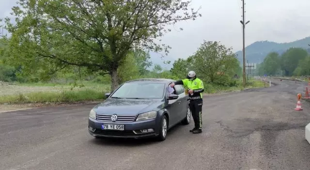 Trafik Haftası kapsamında sürücülere uyarılarda bulunuldu Trafik Haftası kapsamında sürücülere uyarılarda bulunuldu