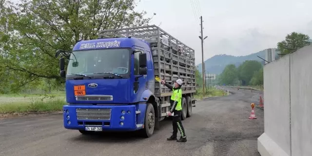 Trafik Haftası kapsamında sürücülere uyarılarda bulunuldu Trafik Haftası kapsamında sürücülere uyarılarda bulunuldu
