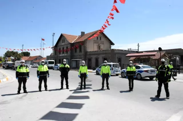 Balıkesir'de Trafik Haftası dolayısıyla sürücüler bilgilendirildi Balıkesir'de Trafik Haftası dolayısıyla sürücüler bilgilendirildi