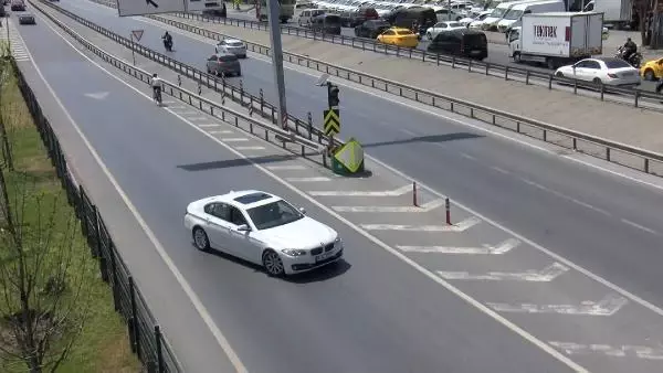 TRAFİKTEN KAÇMAK İÇİN KARAYOLUNDA TEHLİKEYE DAVETİYE ÇIKARDILAR TRAFİKTEN KAÇMAK İÇİN KARAYOLUNDA TEHLİKEYE DAVETİYE ÇIKARDILAR