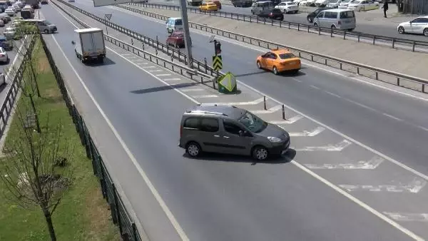TRAFİKTEN KAÇMAK İÇİN KARAYOLUNDA TEHLİKEYE DAVETİYE ÇIKARDILAR TRAFİKTEN KAÇMAK İÇİN KARAYOLUNDA TEHLİKEYE DAVETİYE ÇIKARDILAR