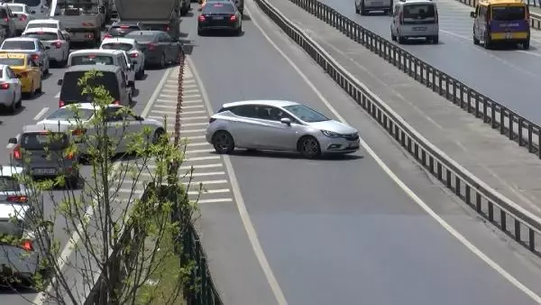 TRAFİKTEN KAÇMAK İÇİN KARAYOLUNDA TEHLİKEYE DAVETİYE ÇIKARDILAR TRAFİKTEN KAÇMAK İÇİN KARAYOLUNDA TEHLİKEYE DAVETİYE ÇIKARDILAR