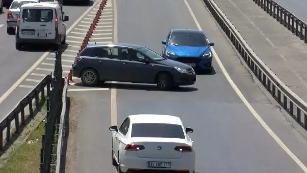TRAFİKTEN KAÇMAK İÇİN KARAYOLUNDA TEHLİKEYE DAVETİYE ÇIKARDILAR TRAFİKTEN KAÇMAK İÇİN KARAYOLUNDA TEHLİKEYE DAVETİYE ÇIKARDILAR