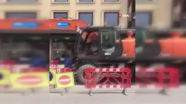 Üsküdar'da çalışma esnasında su borusu patladı, fışkıran su apartman boyuna ulaştı Üsküdar'da çalışma esnasında su borusu patladı, fışkıran su apartman boyuna ulaştı
