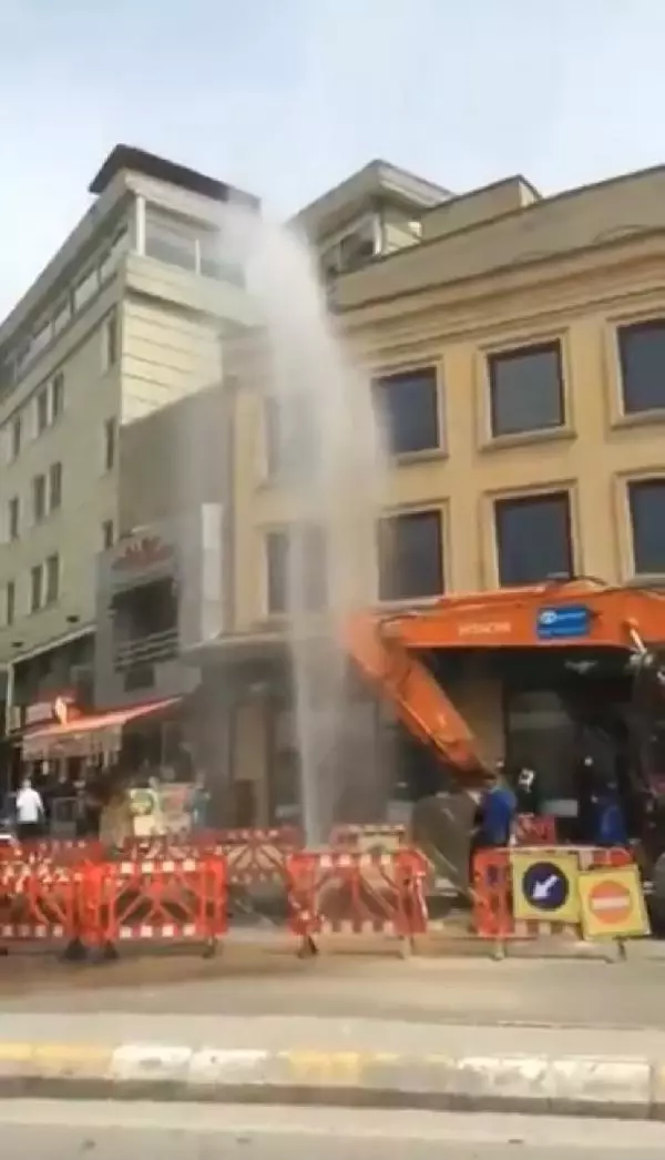 Üsküdar'da çalışma yapılırken su borusu patladı; Su metrelerce yükseğe çıktı Üsküdar'da çalışma yapılırken su borusu patladı; Su metrelerce yükseğe çıktı