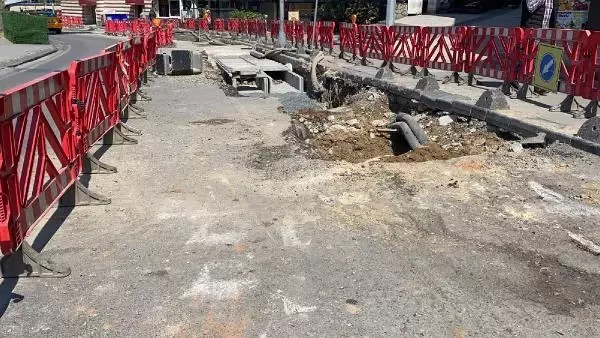 Üsküdar'da çalışma yapılırken su borusu patladı; Su metrelerce yükseğe çıktı Üsküdar'da çalışma yapılırken su borusu patladı; Su metrelerce yükseğe çıktı