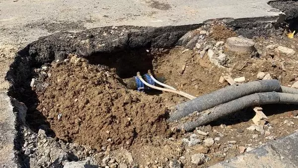 Üsküdar'da çalışma yapılırken su borusu patladı; Su metrelerce yükseğe çıktı Üsküdar'da çalışma yapılırken su borusu patladı; Su metrelerce yükseğe çıktı