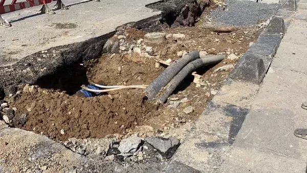 Üsküdar'da çalışma yapılırken su borusu patladı; Su metrelerce yükseğe çıktı Üsküdar'da çalışma yapılırken su borusu patladı; Su metrelerce yükseğe çıktı