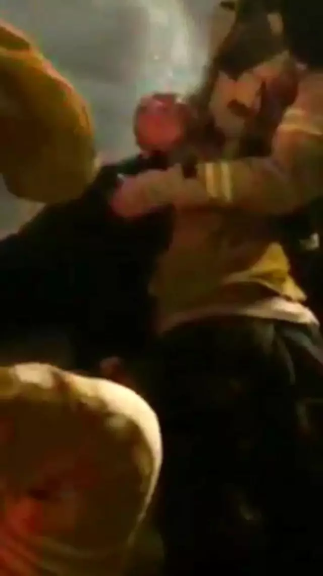 Üsküdar'da giysi toplama kutusu içine girip sıkışan kişiyi itfaiye ekipleri kurtardı Üsküdar'da giysi toplama kutusu içine girip sıkışan kişiyi itfaiye ekipleri kurtardı