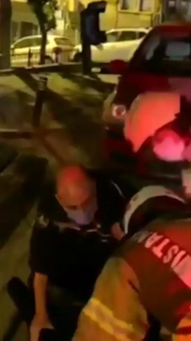 Üsküdar'da giysi toplama kutusu içine girip sıkışan kişiyi itfaiye ekipleri kurtardı Üsküdar'da giysi toplama kutusu içine girip sıkışan kişiyi itfaiye ekipleri kurtardı