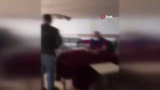Üsküdar'da kısıtlama saatinde açık olan kıraathanedeki 15 kişiye 52 bin 35 TL ceza Üsküdar'da kısıtlama saatinde açık olan kıraathanedeki 15 kişiye 52 bin 35 TL ceza
